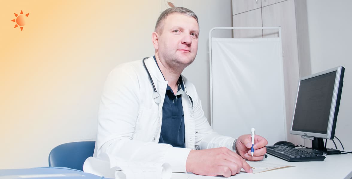 Преимущества клиники Южный нарколог Врач за столом в кабинете клиники